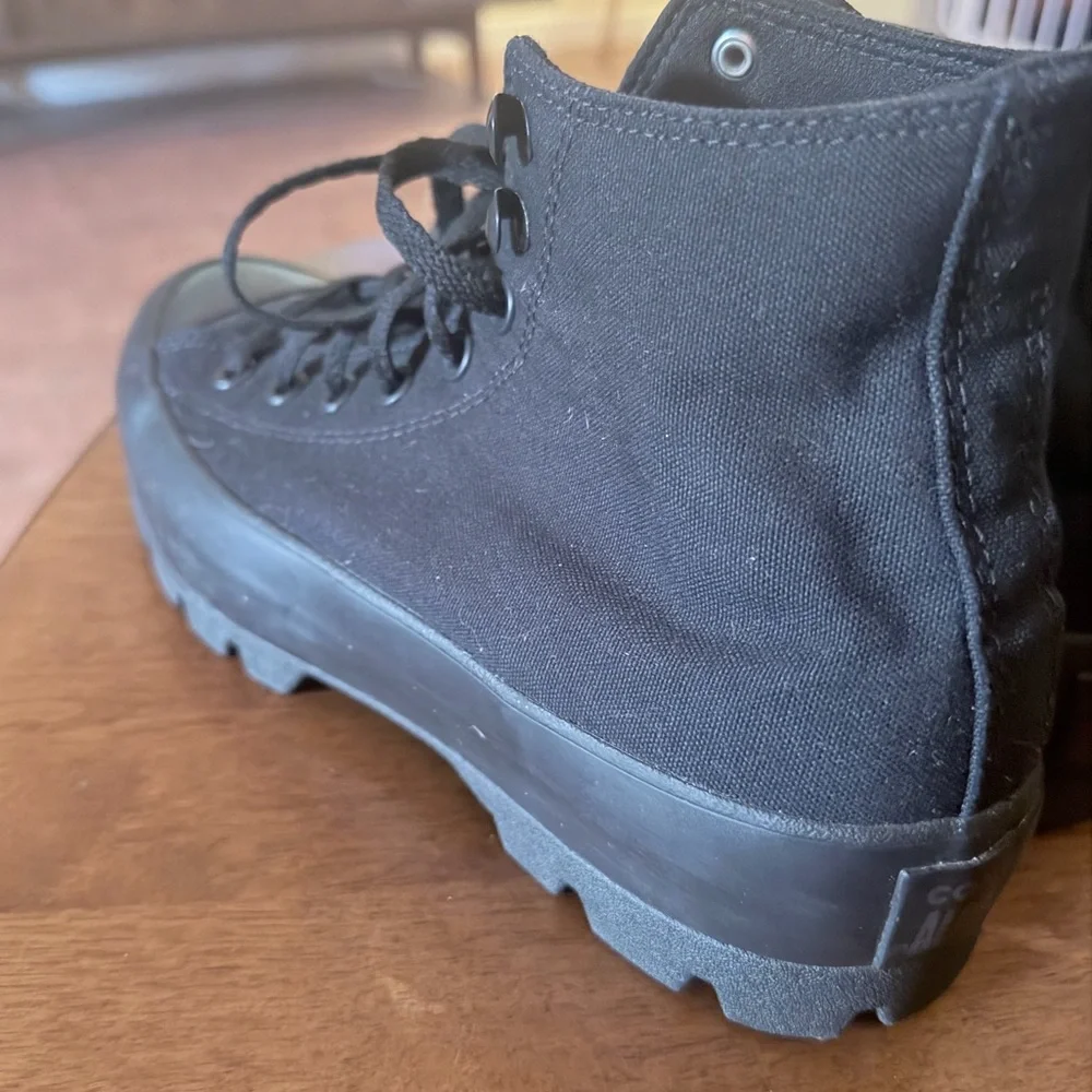 Converse Chuck Taylor All Star Lugged boots in a black colorway. SIZE 9 - Picture 4 of 9